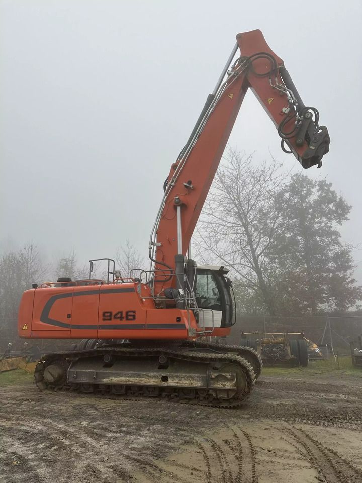 2016 Liebherr R946NLC crawler excavator side view 2016 Liebherr R946NLC crawler excavator side view