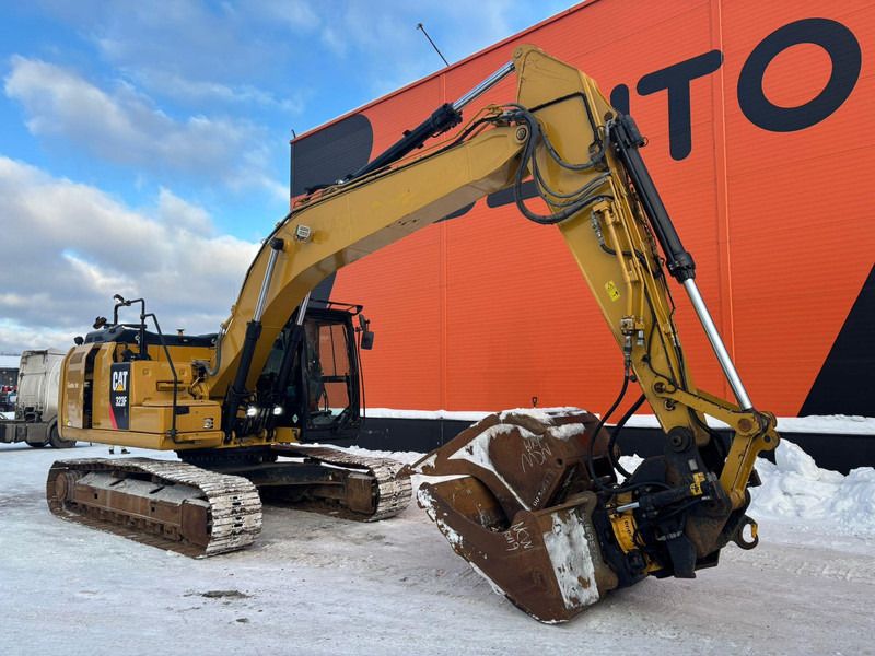 2017 Caterpillar 323F crawler excavator side view 2017 Caterpillar 323F crawler excavator side view