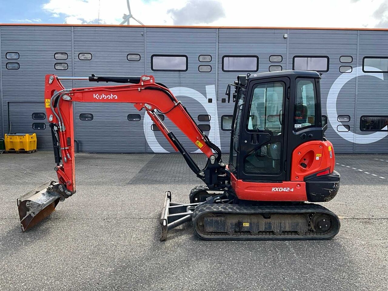 2018 Kubota KX042-4 mini excavator, side profile view 2018 Kubota KX042-4 mini excavator, side profile view