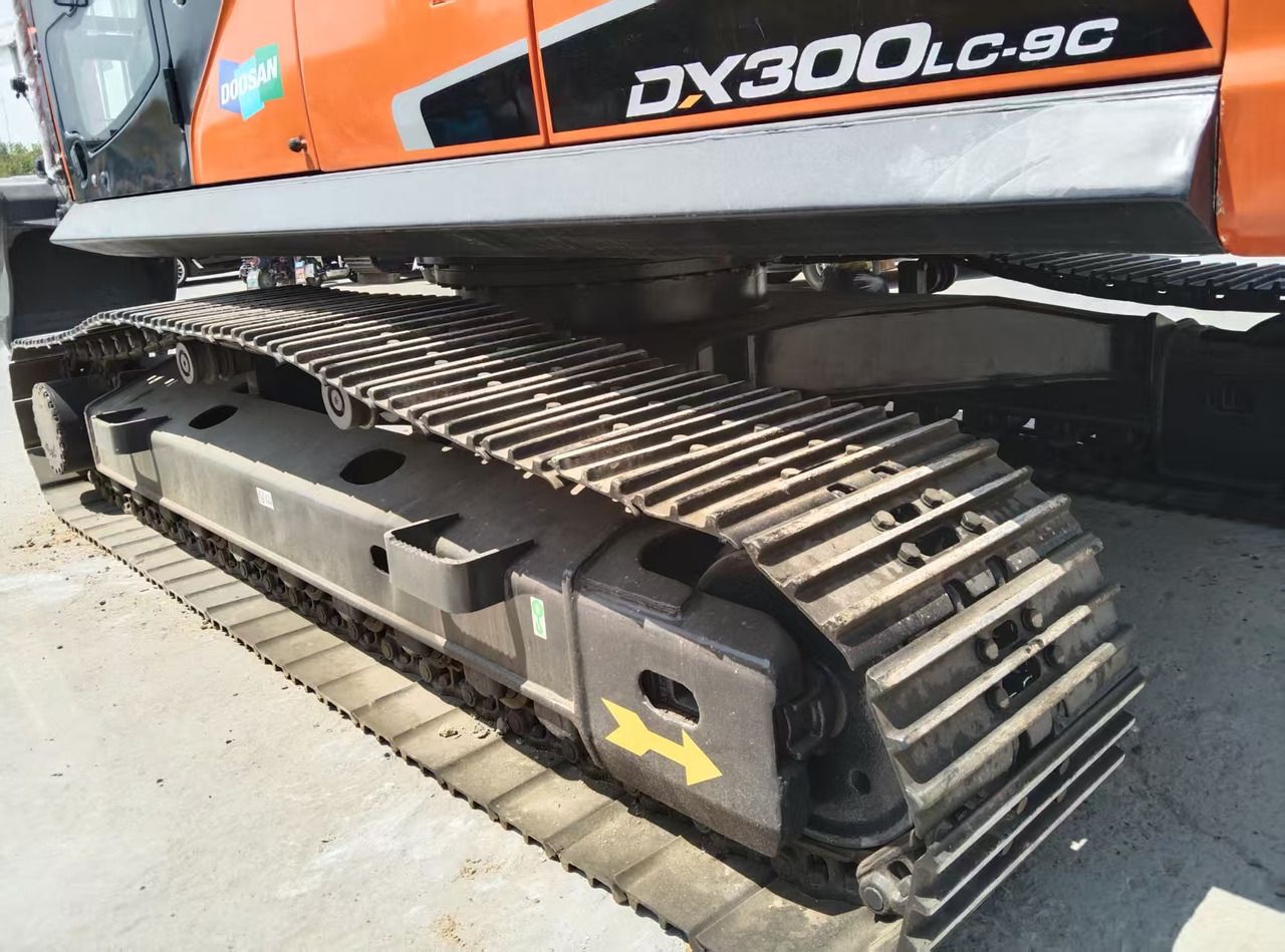 2020 Doosan DX300LC-9C crawler excavator undercarriage view