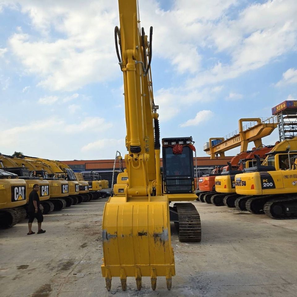 Escavatore cingolato Komatsu PC200-8 del 2023, vista frontale di benna e braccio Escavatore cingolato Komatsu PC200-8 del 2023, vista frontale di benna e braccio