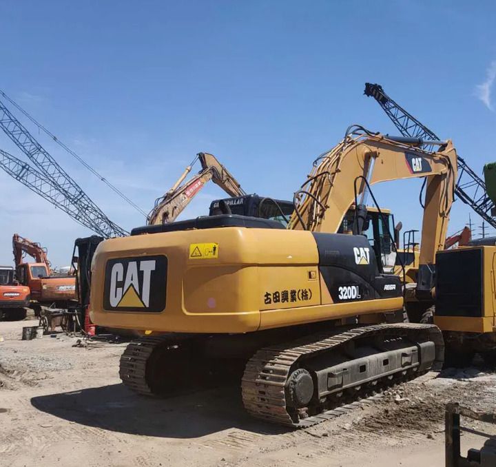 Pelle sur chenilles Caterpillar 320DL 2020, vue arrière trois-quarts