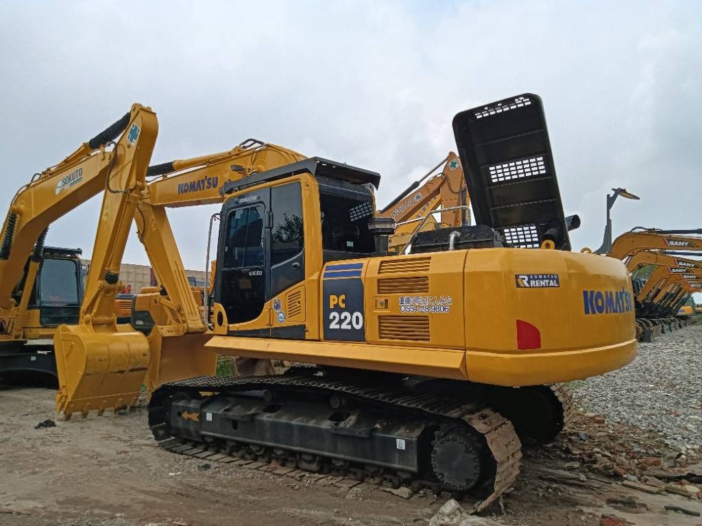 Pelle sur chenilles Komatsu PC220-8 de 2021, vue arrière trois-quarts Pelle sur chenilles Komatsu PC220-8 de 2021, vue arrière trois-quarts