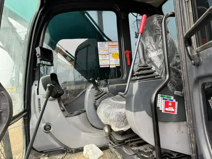 2016 Kobelco SK200/SK210 excavator interior view 2016 Kobelco SK200/SK210 excavator interior view