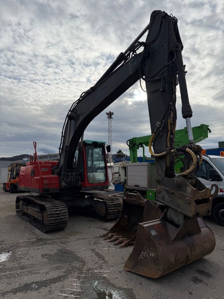 2006 Volvo EC160B NLC crawler excavator, front three-quarter view 2006 Volvo EC160B NLC crawler excavator, front three-quarter view