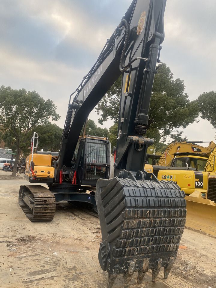 2018 Hyundai R220LC-9S crawler excavator, front view 2018 Hyundai R220LC-9S crawler excavator, front view
