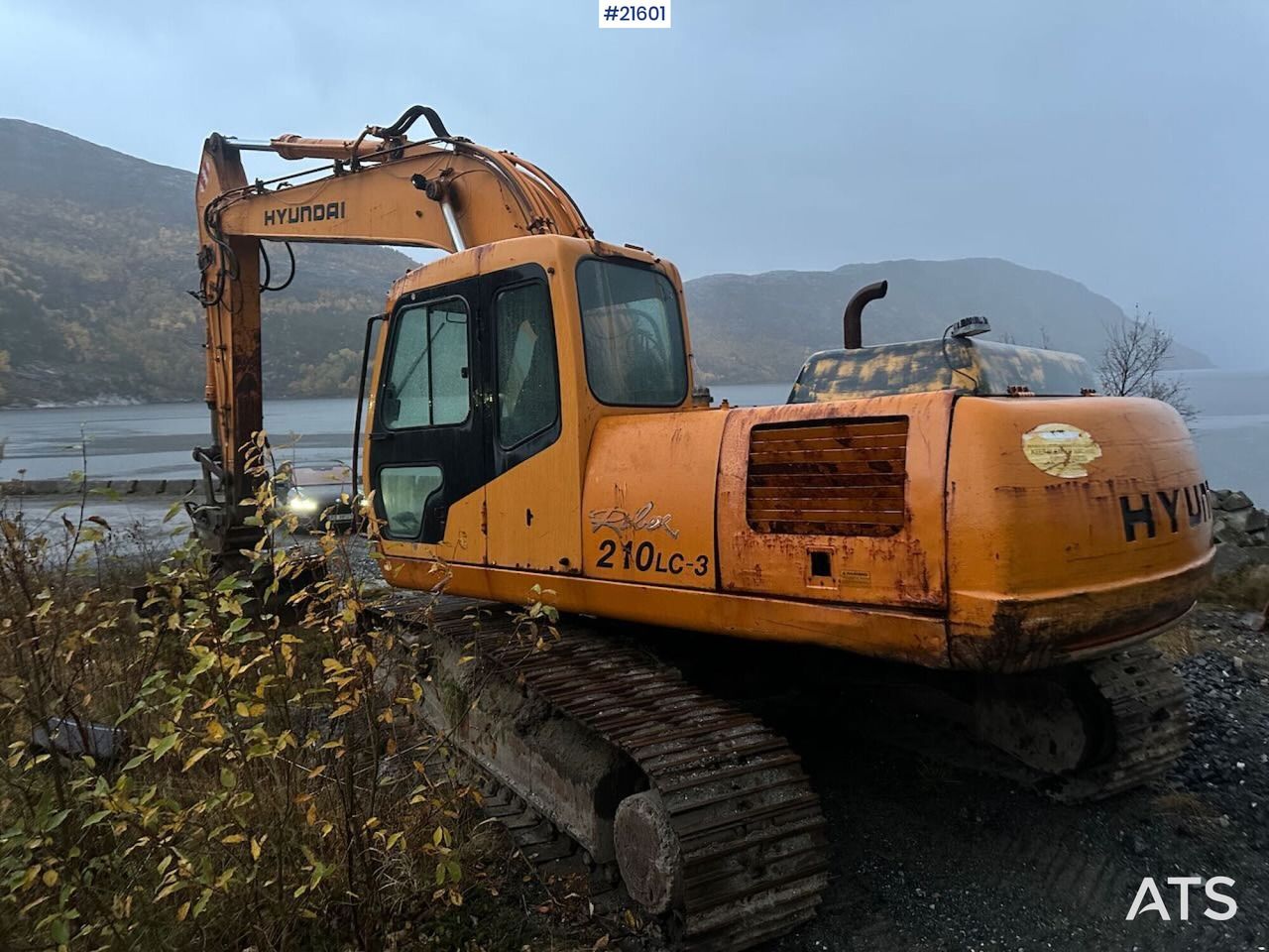 1997 Hyundai 210LC-3 crawler excavator, rear three-quarter view 1997 Hyundai 210LC-3 crawler excavator, rear three-quarter view