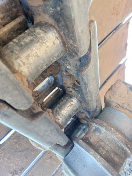 2021 Doosan DX225LC-5 crawler excavator track link detail