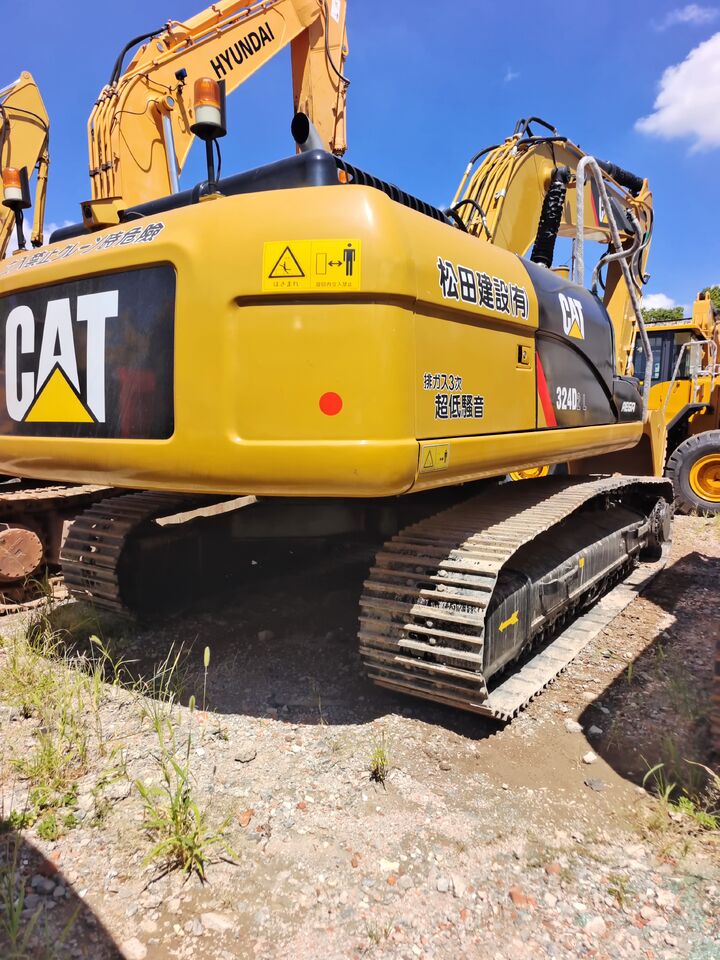 2025 Caterpillar 324D2L crawler excavator rear view 2025 Caterpillar 324D2L crawler excavator rear view