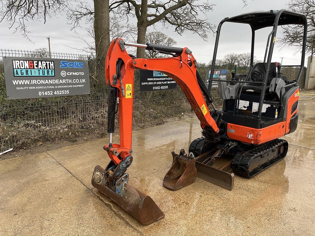 2021 Kubota KX015-4 mini excavator, front three-quarter view