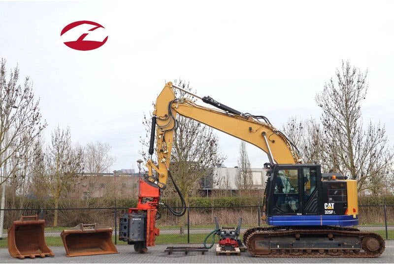 2018 CAT 325F LCR crawler excavator with Movax attachment, side view 2018 CAT 325F LCR crawler excavator with Movax attachment, side view