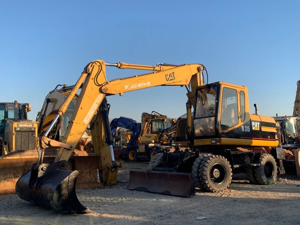2000 Caterpillar M315 wheel excavator, front three-quarter view 2000 Caterpillar M315 wheel excavator, front three-quarter view