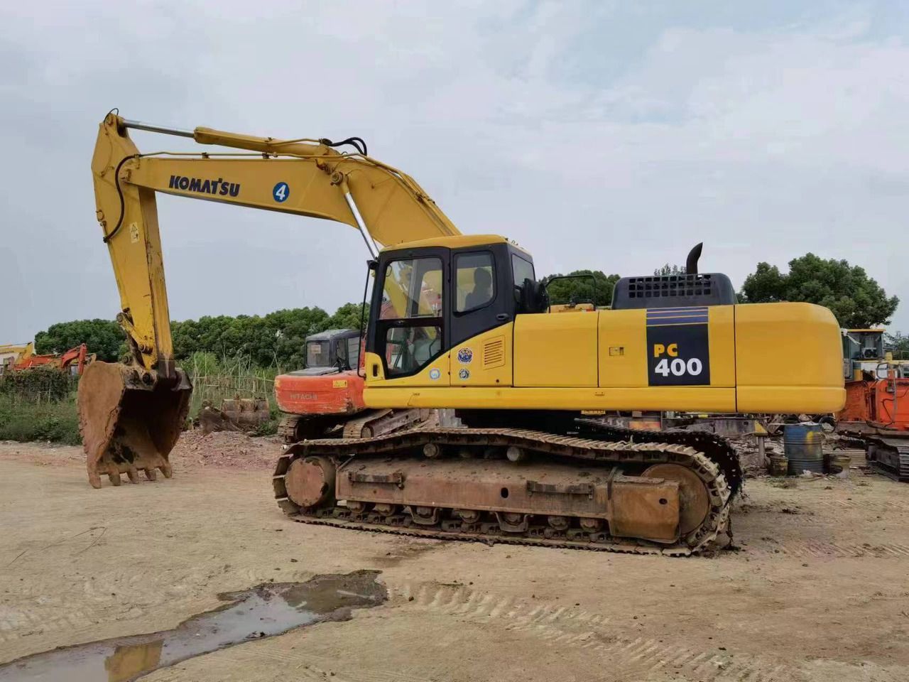 2020 Komatsu PC400-7 crawler excavator, side profile view 2020 Komatsu PC400-7 crawler excavator, side profile view