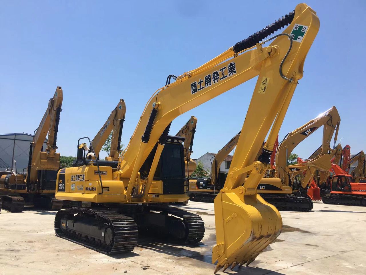 Escavatore cingolato Komatsu PC220-8 del 2023, vista posteriore a tre quarti Escavatore cingolato Komatsu PC220-8 del 2023, vista posteriore a tre quarti