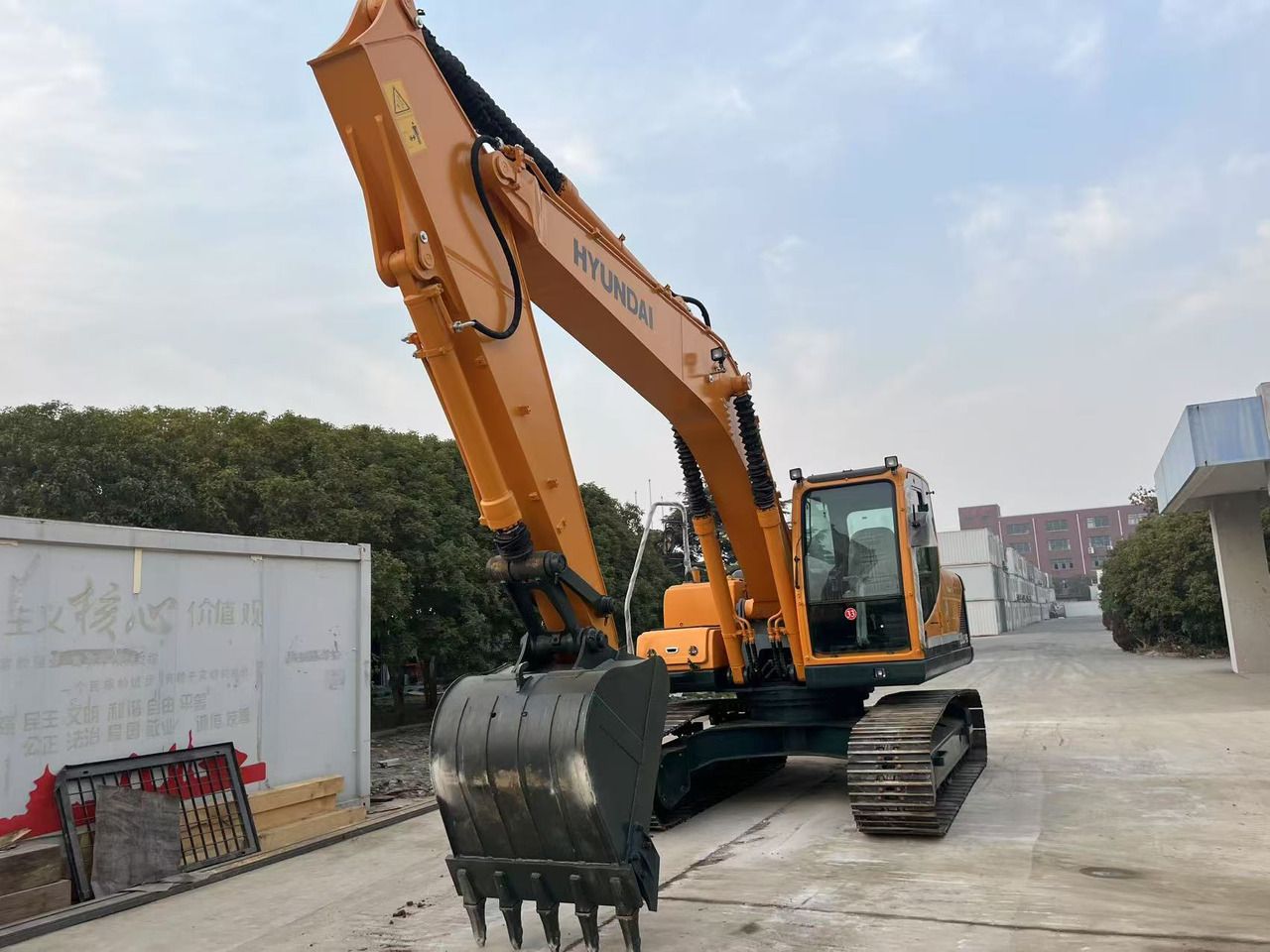 2023 Hyundai R220LC-9S crawler excavator, front three-quarter view 2023 Hyundai R220LC-9S crawler excavator, front three-quarter view