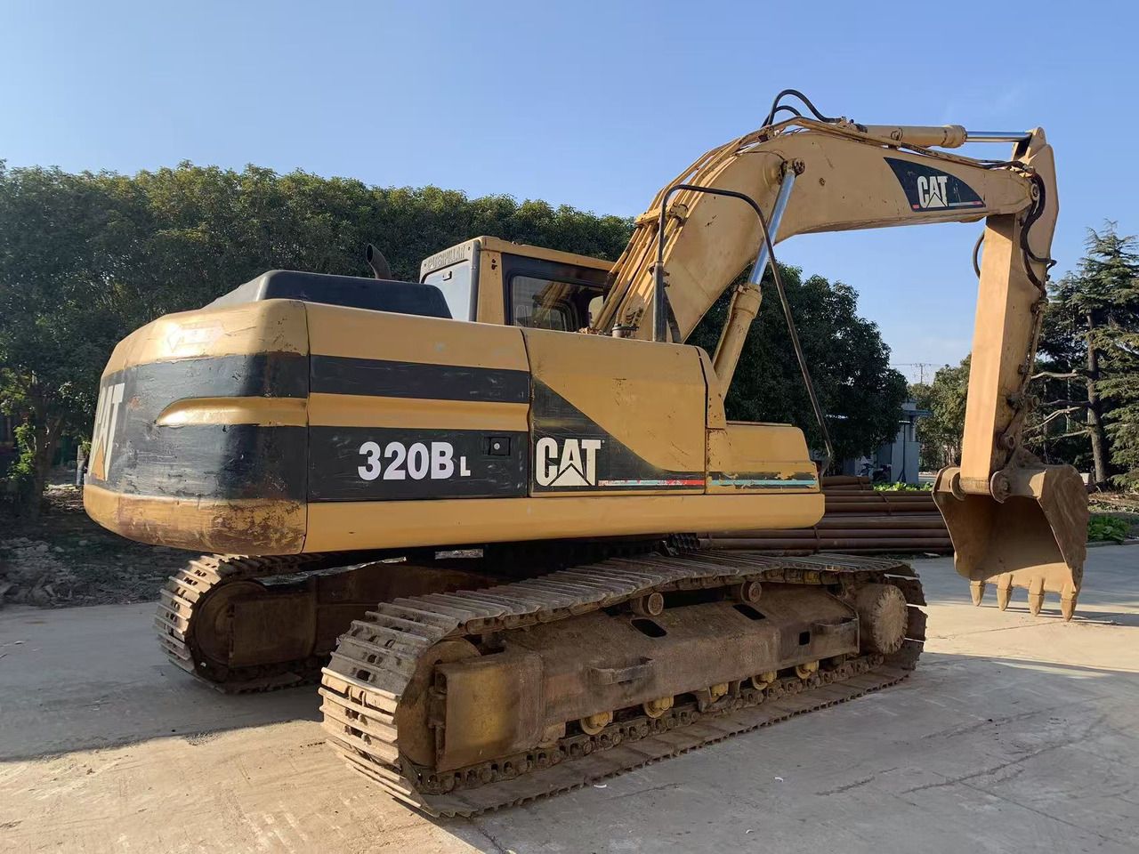 2014 Caterpillar 320BL crawler excavator, side view 2014 Caterpillar 320BL crawler excavator, side view