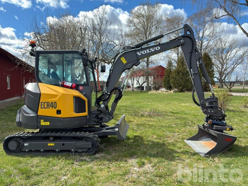 2024 Volvo ECR40F mini excavator, side view 2024 Volvo ECR40F mini excavator, side view