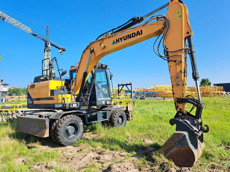 2018 Hyundai HW140 wheel excavator, side view 2018 Hyundai HW140 wheel excavator, side view