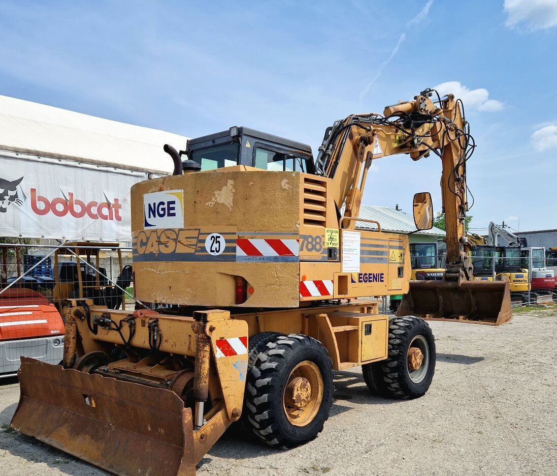 1997 CASE 788 wheel excavator, rear three-quarter view 1997 CASE 788 wheel excavator, rear three-quarter view