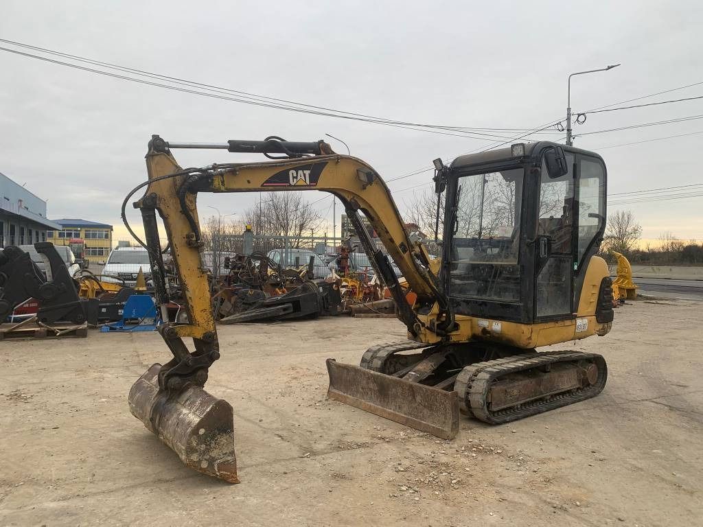 2000 Caterpillar 302.5 mini excavator, side profile view 2000 Caterpillar 302.5 mini excavator, side profile view