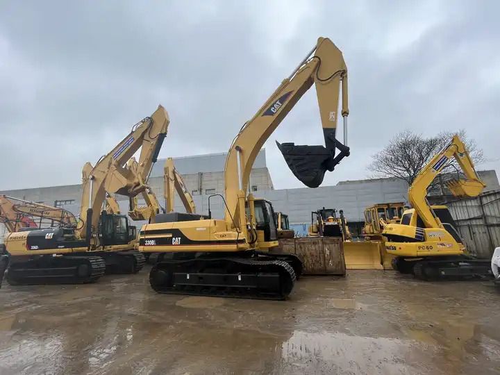 2000 Caterpillar 330BL crawler excavator, side view 2000 Caterpillar 330BL crawler excavator, side view