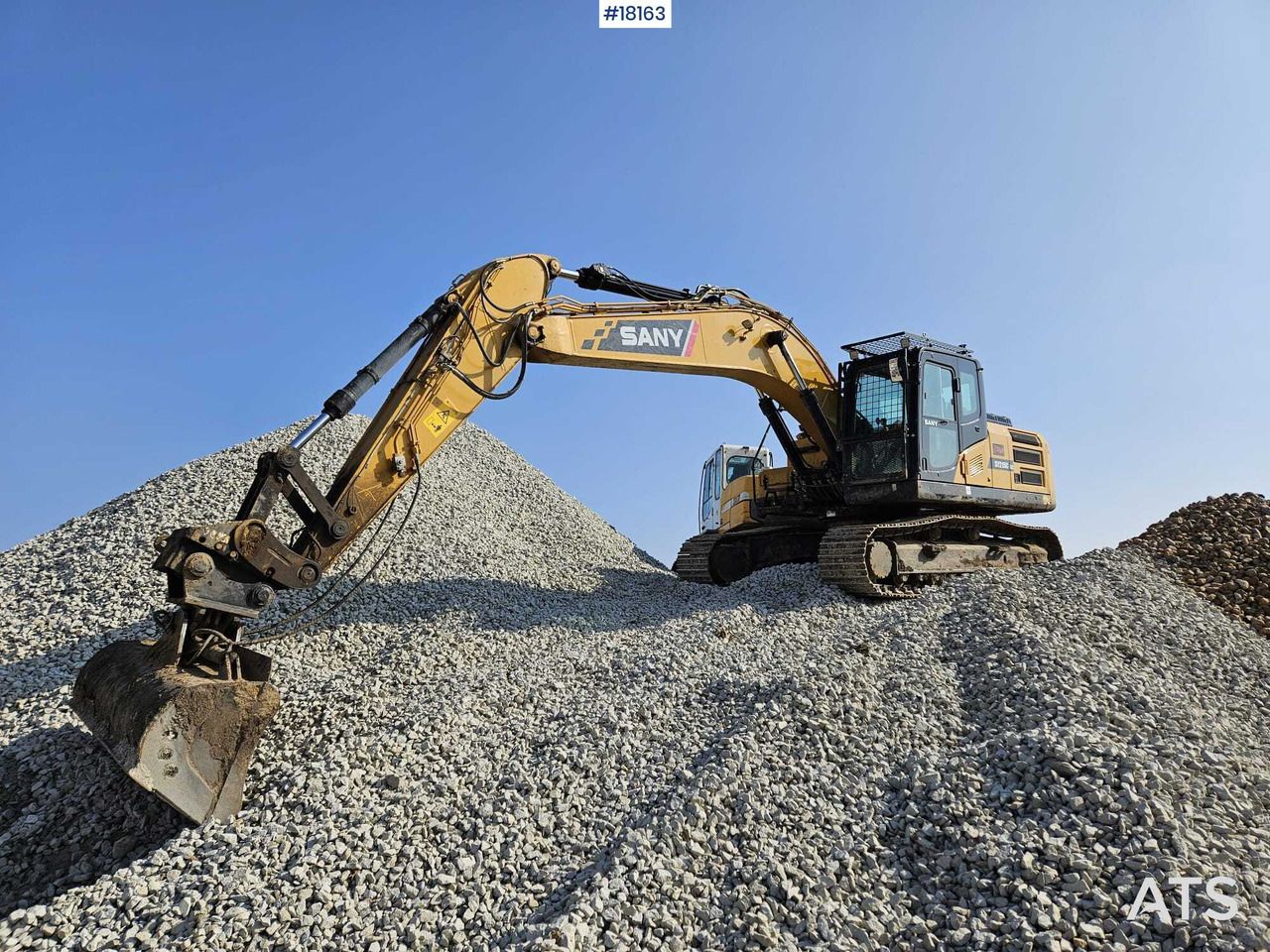 2022 Sany SY215C LC crawler excavator side view 2022 Sany SY215C LC crawler excavator side view