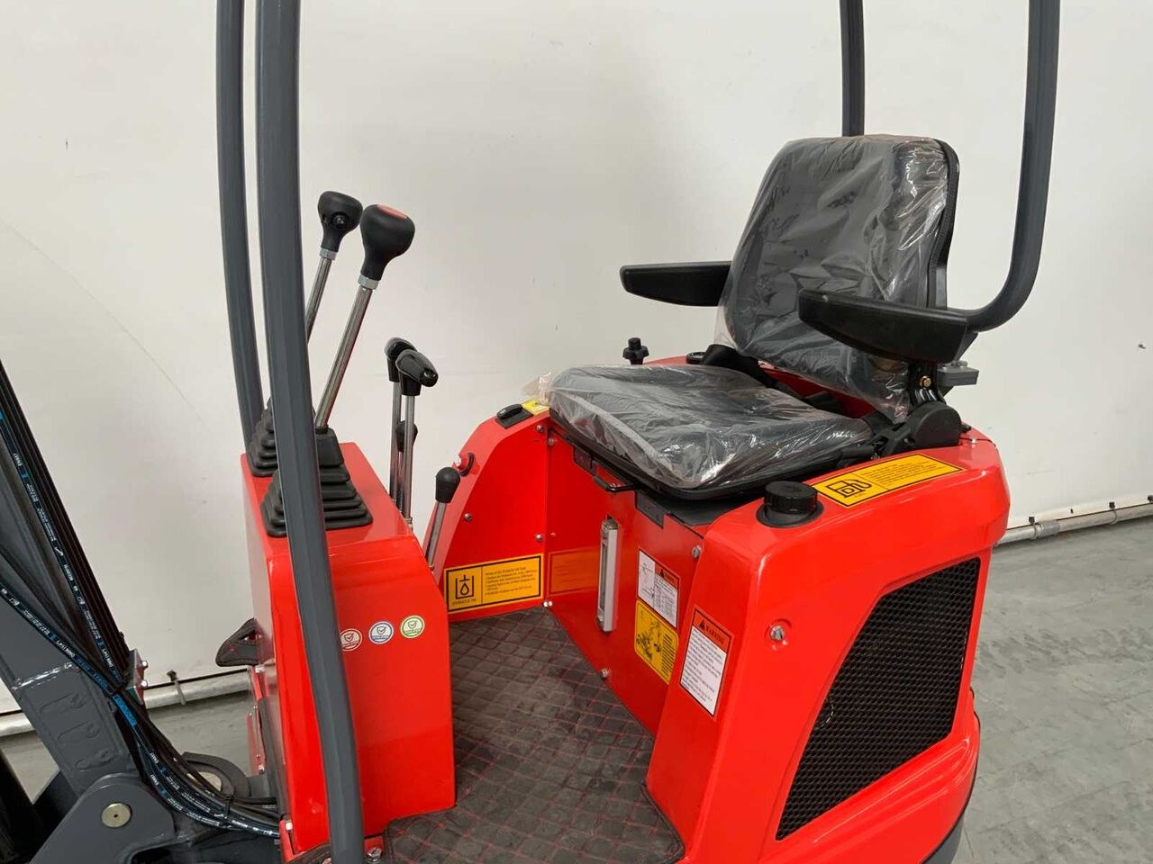 2025 Everun ERE10PRO mini excavator, front three-quarter view
