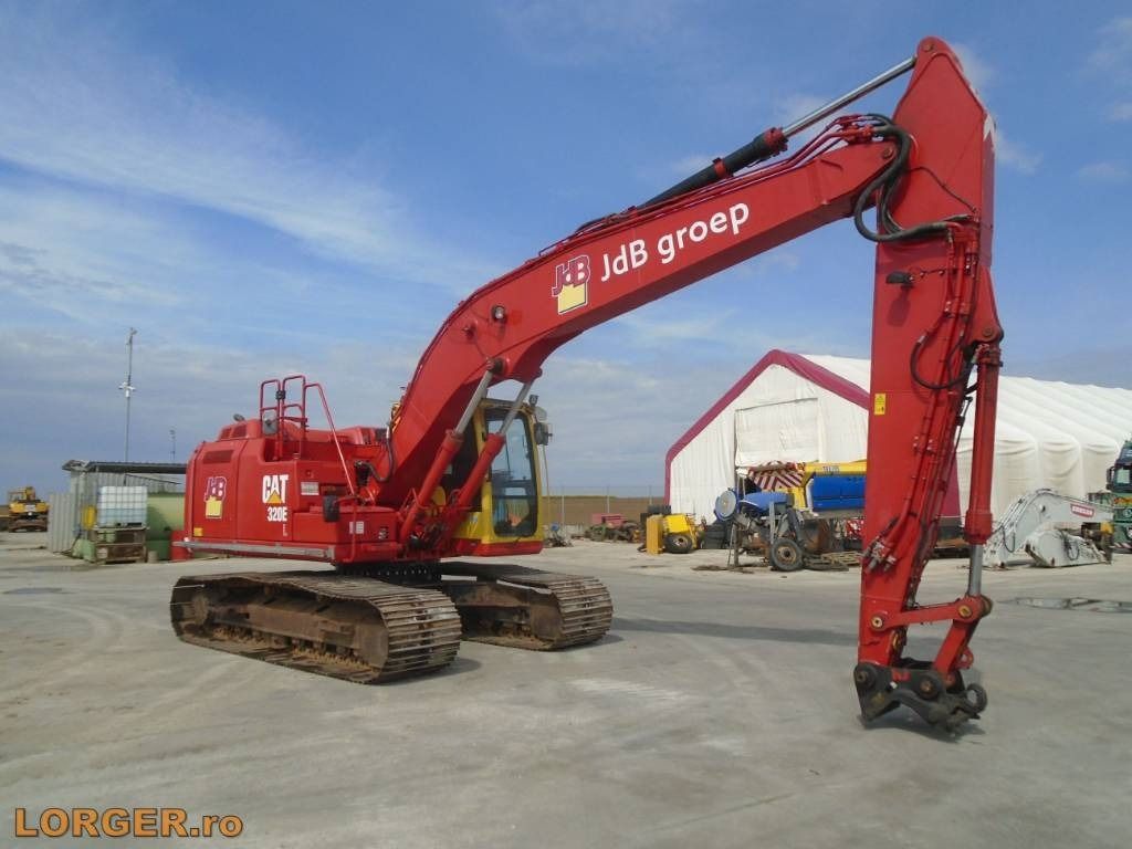 2013 Caterpillar 320EL crawler excavator, side view 2013 Caterpillar 320EL crawler excavator, side view