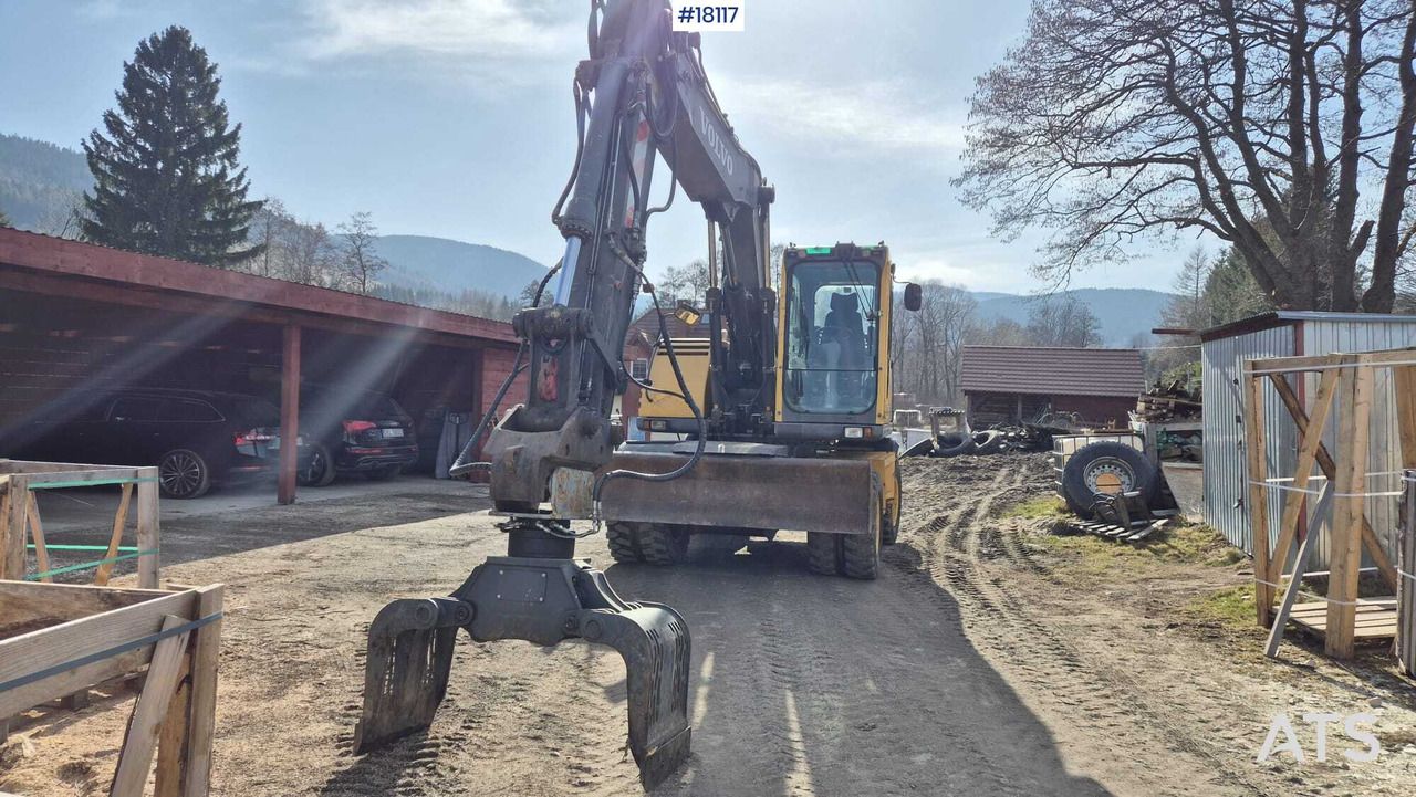 2005 Volvo EW140B wheel excavator, front view with grapple attachment 2005 Volvo EW140B wheel excavator, front view with grapple attachment