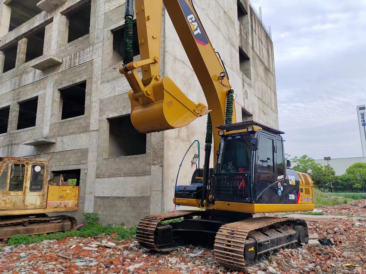 2022 Caterpillar 320D2L rupsgraafmachine, vooraanzicht driekwart 2022 Caterpillar 320D2L rupsgraafmachine, vooraanzicht driekwart