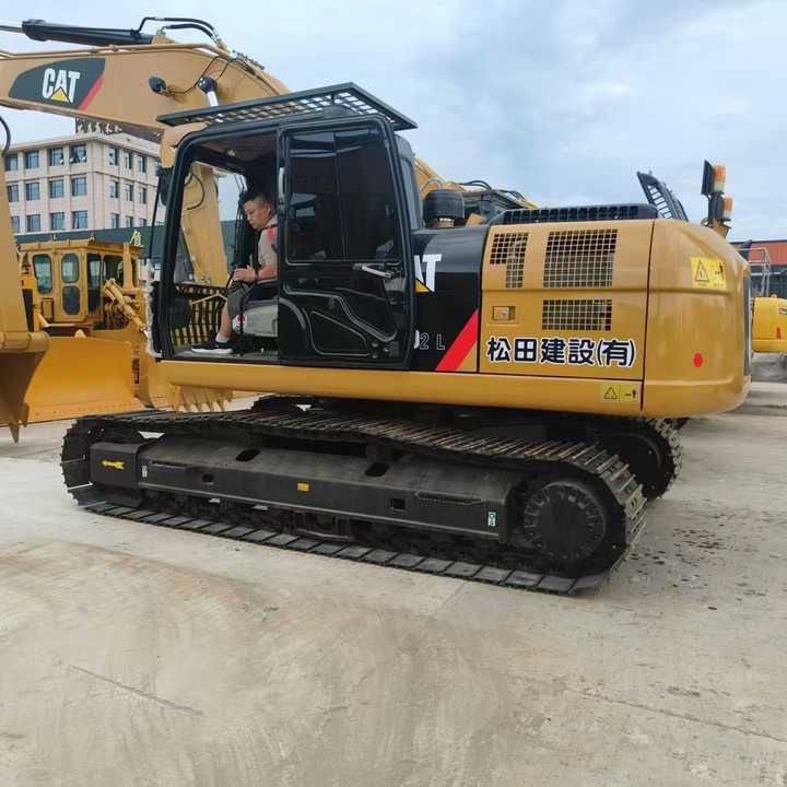 2017 Caterpillar 323D2 L crawler excavator side view 2017 Caterpillar 323D2 L crawler excavator side view