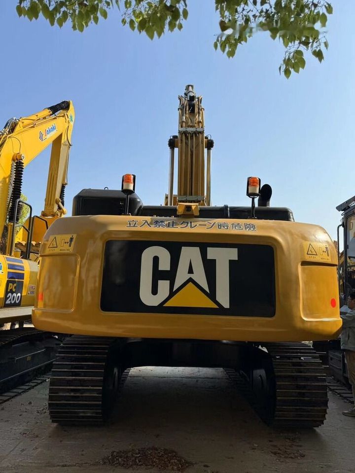2019 Caterpillar 336D2 crawler excavator rear view 2019 Caterpillar 336D2 crawler excavator rear view