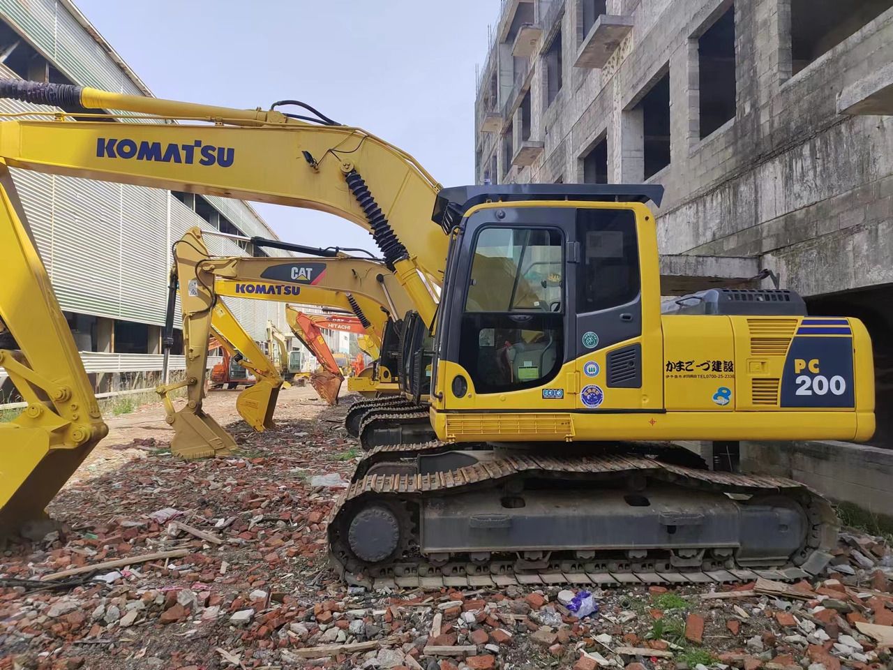 Escavatore cingolato Komatsu PC200-8 del 2018, vista laterale