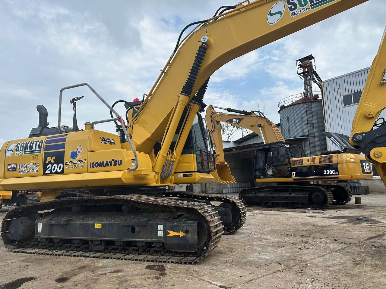Escavatore cingolato Komatsu PC200-8 del 2023, vista laterale Escavatore cingolato Komatsu PC200-8 del 2023, vista laterale