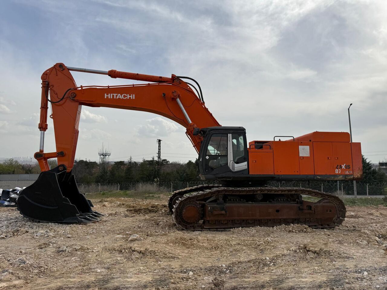 2014 Hitachi Zaxis 870 LCH-3 crawler excavator, side view