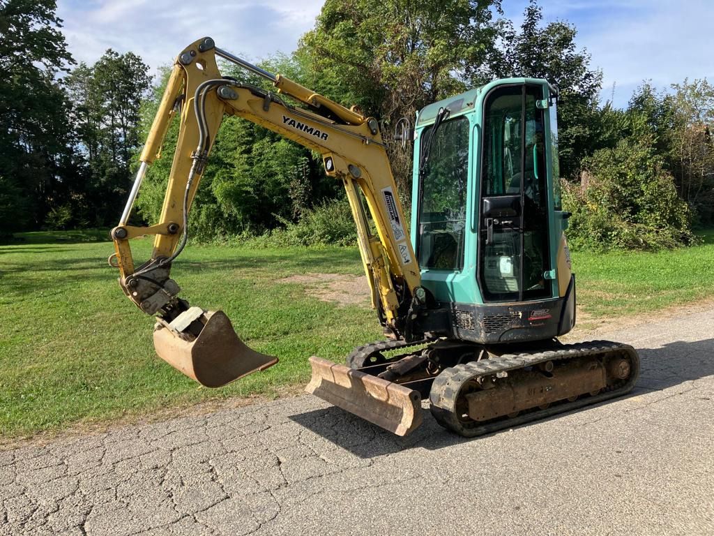 2013 Yanmar VIO25-4 mini excavator, side view 2013 Yanmar VIO25-4 mini excavator, side view
