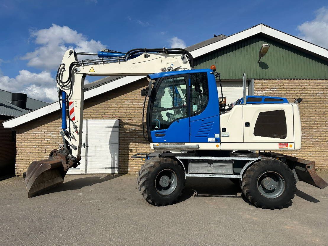 2015 Liebherr A914 wheel excavator, side view 2015 Liebherr A914 wheel excavator, side view