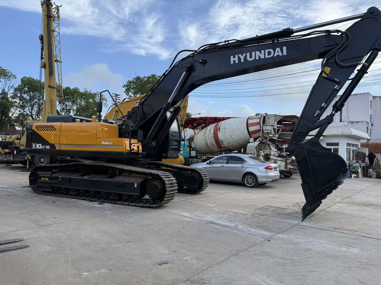 2020 Hyundai R330LC-9S crawler excavator side view 2020 Hyundai R330LC-9S crawler excavator side view