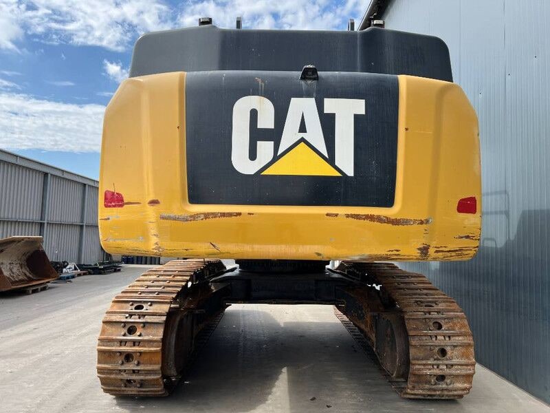 2017 Caterpillar 352F crawler excavator rear view 2017 Caterpillar 352F crawler excavator rear view