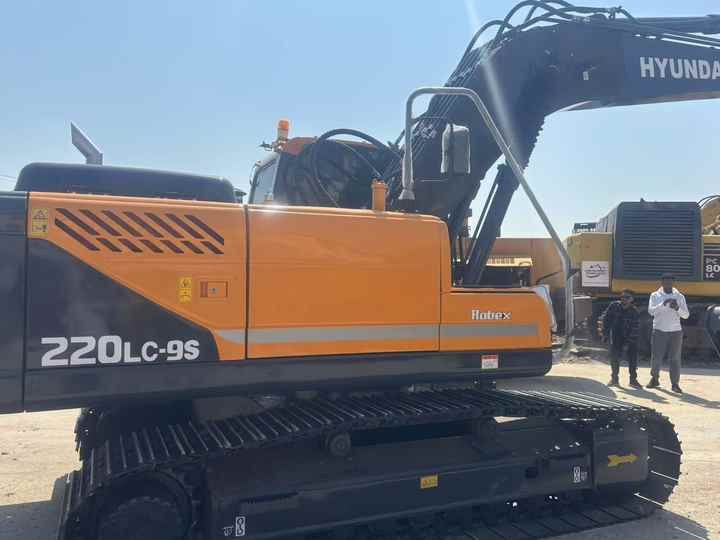 2024 Hyundai 220LC-9S crawler excavator side view 2024 Hyundai 220LC-9S crawler excavator side view