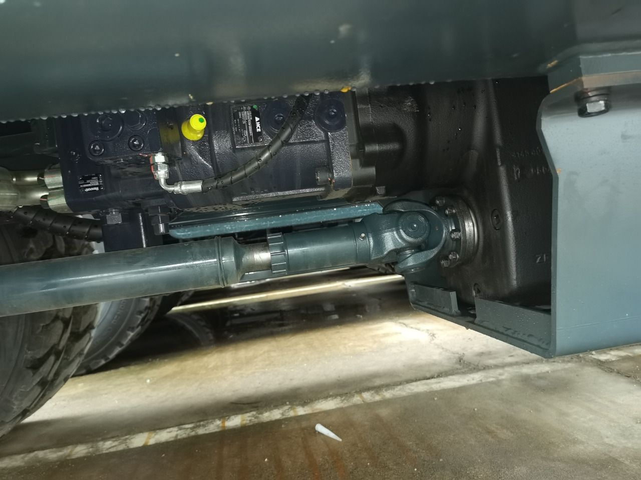 2026 Hyundai HW210 wheel excavator undercarriage detail 2026 Hyundai HW210 wheel excavator undercarriage detail