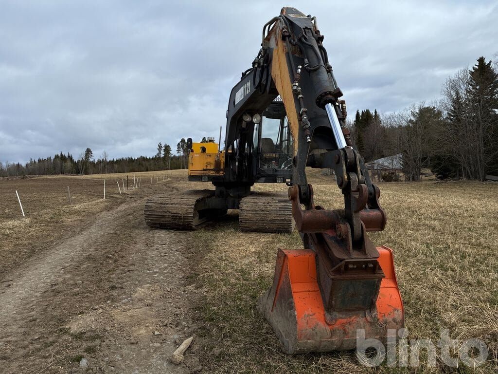 Lännen T21 crawler excavator, front view