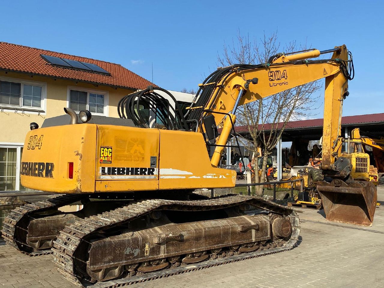 2002 Liebherr R 904 LIT HDSL crawler excavator, rear three-quarter view