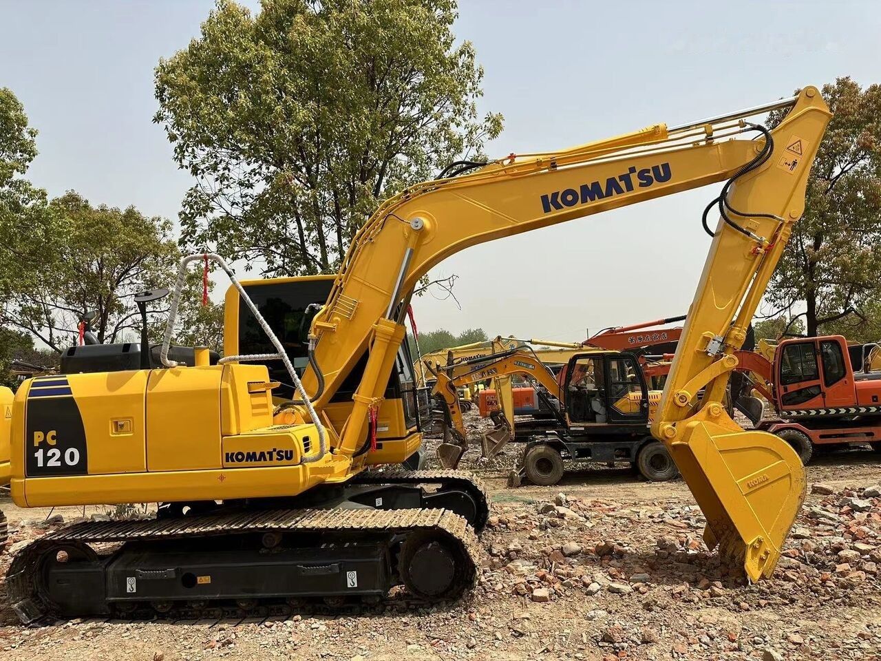 2018 Komatsu PC120-8 crawler excavator, side profile view 2018 Komatsu PC120-8 crawler excavator, side profile view