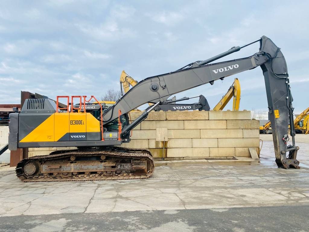2021 Volvo EC300EL crawler excavator side view 2021 Volvo EC300EL crawler excavator side view