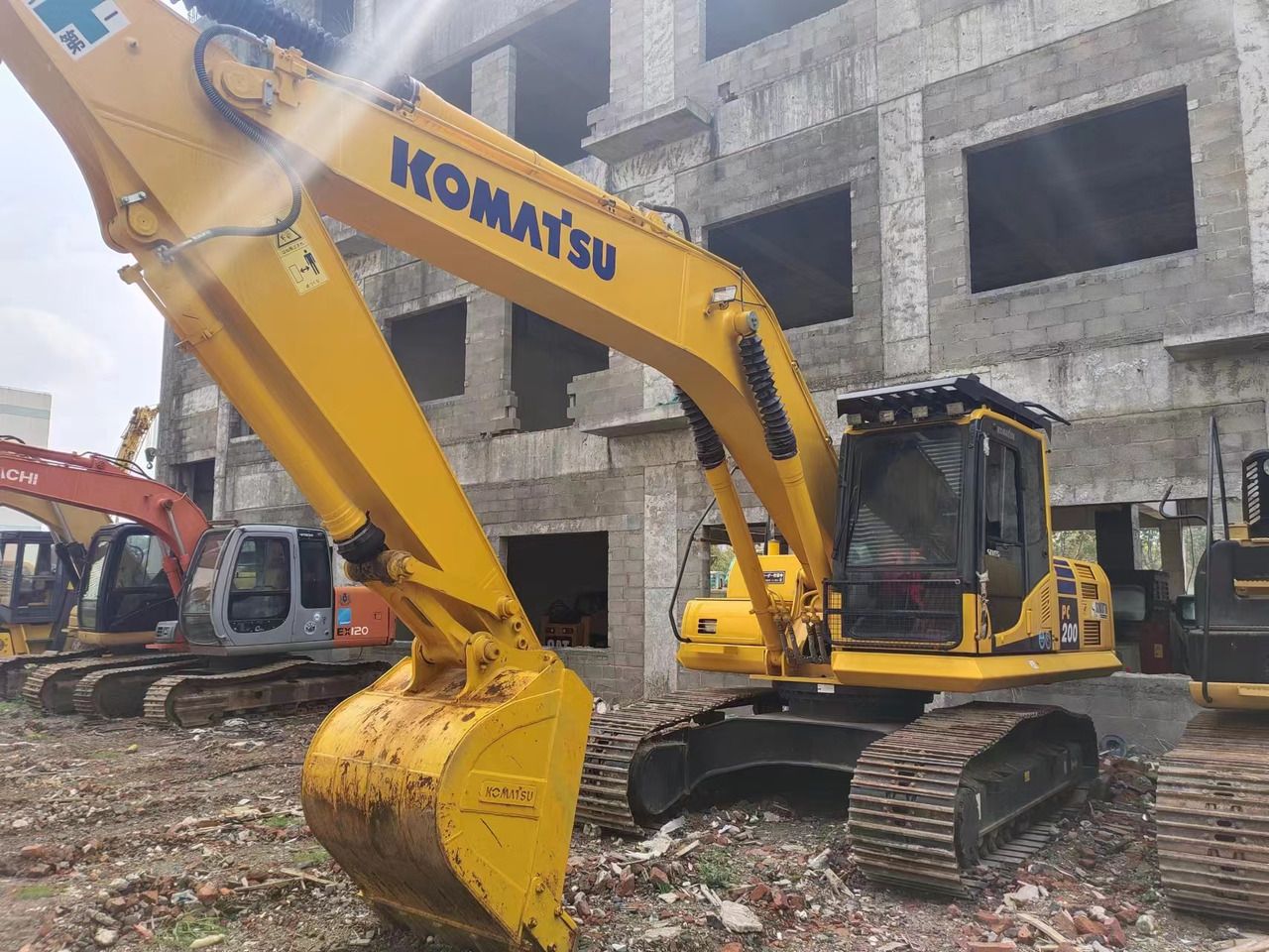 Pelle sur chenilles Komatsu PC200-8 de 2022, vue de côté
