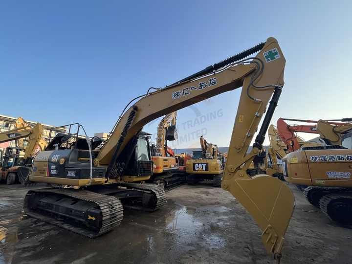 Escavatore cingolato Caterpillar 320DL del 2022, vista laterale Escavatore cingolato Caterpillar 320DL del 2022, vista laterale