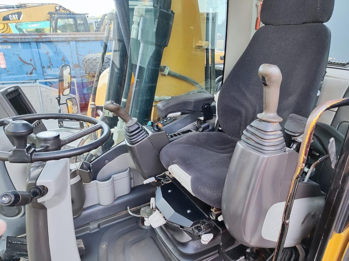 2009 Caterpillar M315D wheel excavator interior cab view