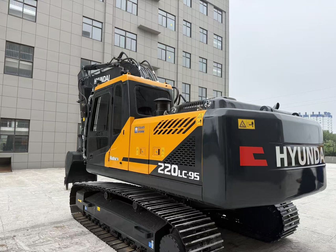 2023 Hyundai R220LC-9S crawler excavator, rear three-quarter view 2023 Hyundai R220LC-9S crawler excavator, rear three-quarter view