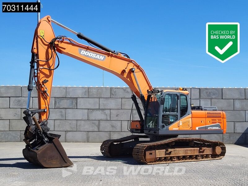 2016 Doosan DX255LC-5 crawler excavator, side view 2016 Doosan DX255LC-5 crawler excavator, side view